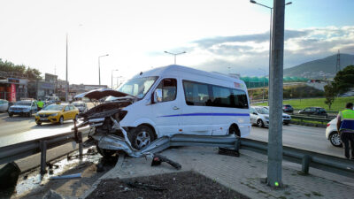 Bursa’da servis aracı kaza yaptı: Çok sayıda yaralı var