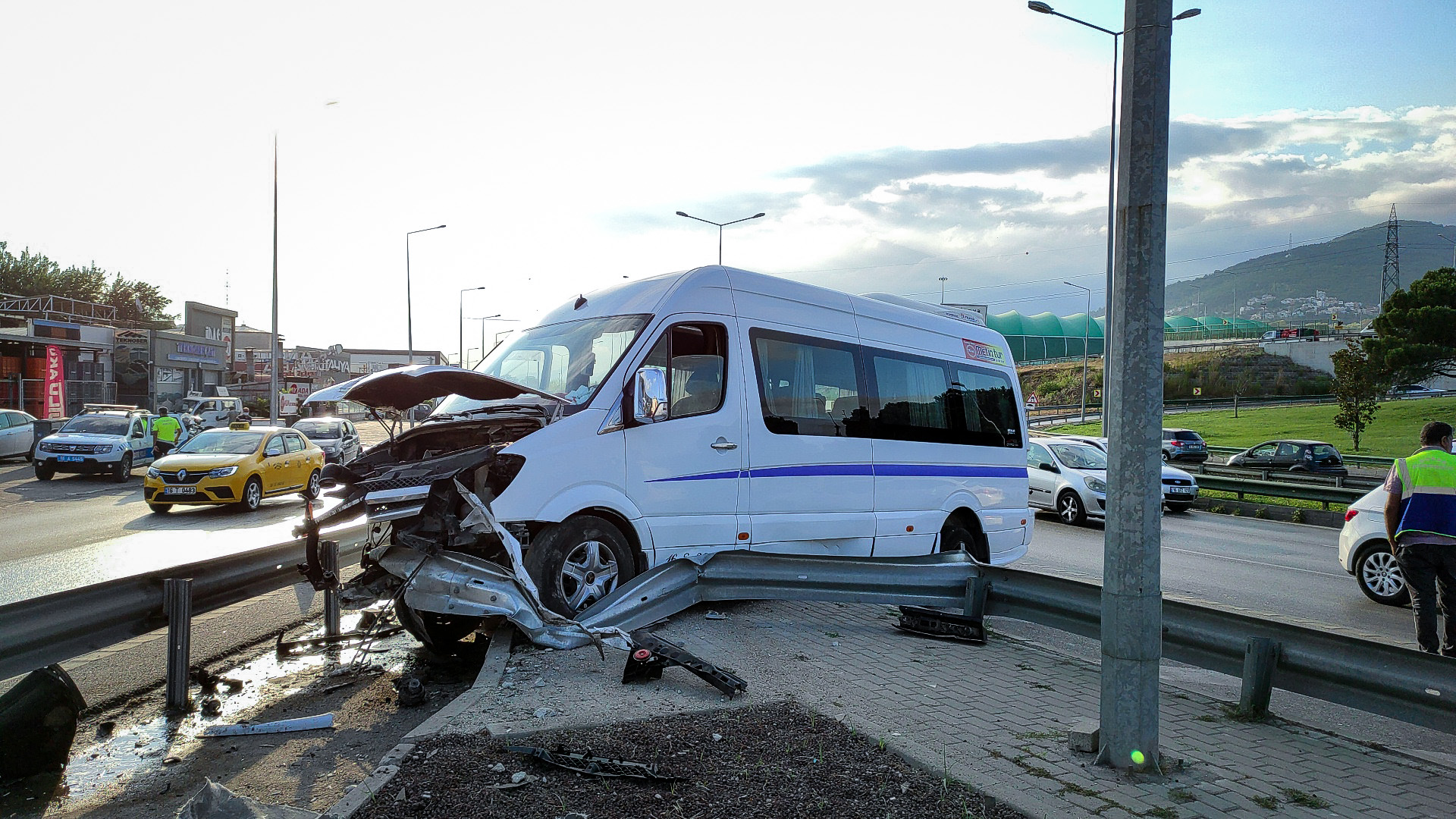 Bursa’da servis aracı kaza yaptı: Çok sayıda yaralı var Bursa’da servis aracı kaza yaptı: Çok sayıda yaralı var