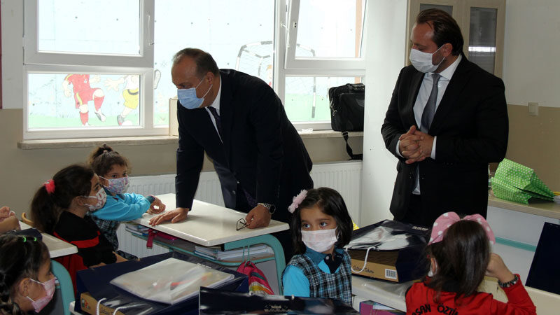 Bursa'da, İlköğretim Haftası dolayısıyla törenler düzenlendi.