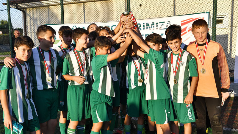 Osmangazi Belediyesi’nin öncülüğünde düzenlenen Osmangazi Kurtuluş Kupası Yıldızlar Futbol Şöleni’nde,
