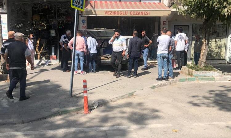 Bursa’da eczaneye arabayla girdi! Bakın neden yapmış? Bursa'da akrabasına kızan adam, otomobili ile dükkanına daldı.