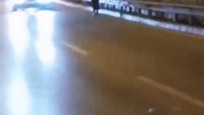 Bursa’da akan trafikte yolun ortasında yürüdü, faciadan kıl payı dönüldü