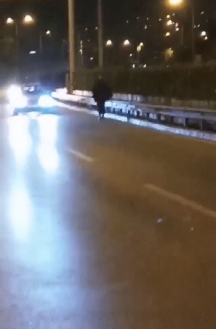 Bursa’da akan trafikte yolun ortasında yürüdü, faciadan kıl payı dönüldü