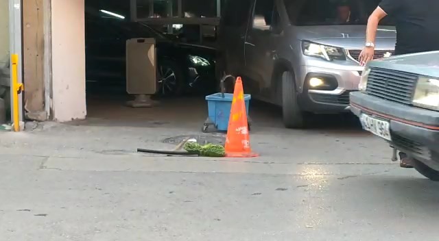 Bursa’da dengesini kaybeden adam 3. kattan böyle düştü Bursa’da dengesini kaybeden adam 3. kattan böyle düştü