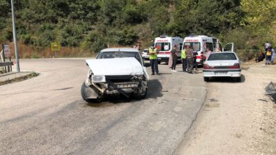 Bursa’da iki otomobil kafa kafaya çarpıştı