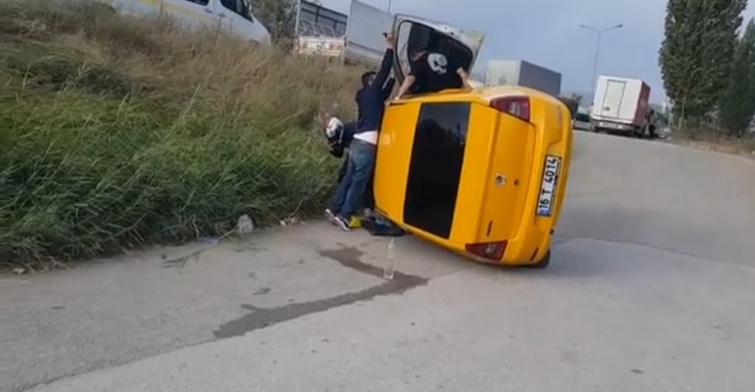 Bursa’da feci kaza! Kamyonun sıkıştırdığı taksi takla attı Bursa’da feci kaza! Kamyonun sıkıştırdığı taksi takla attı