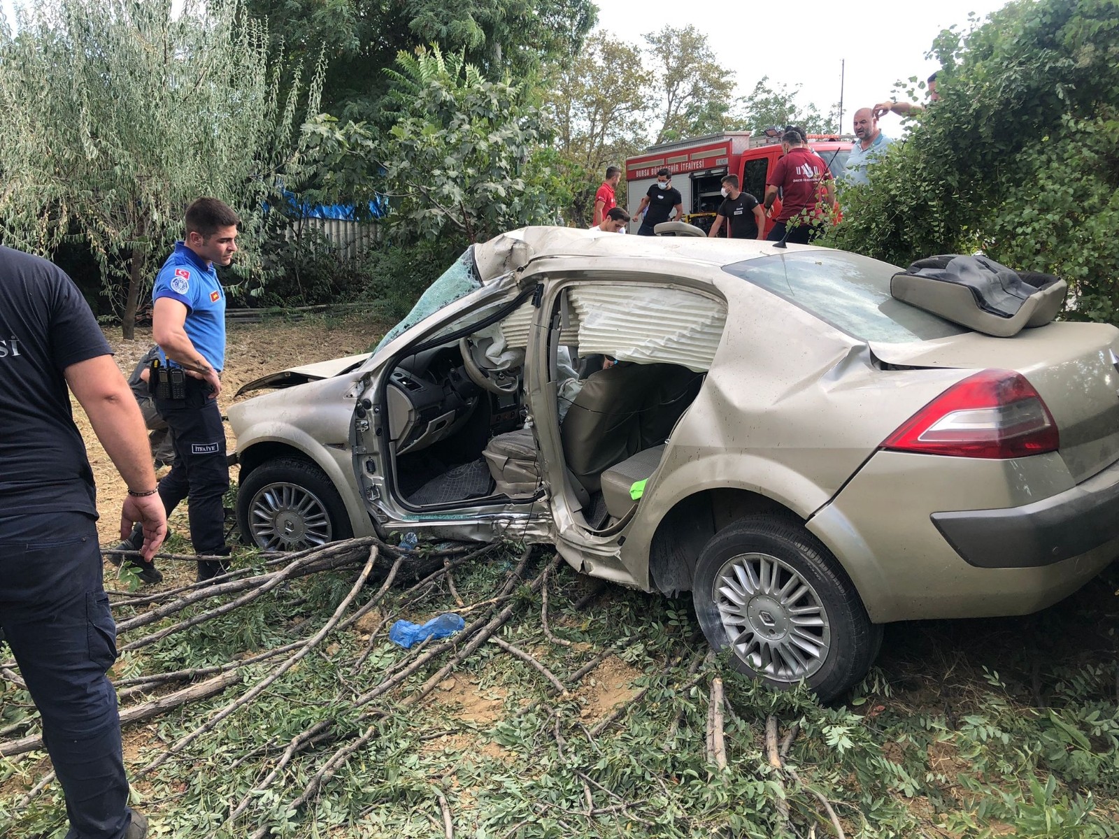Bursa’da kontrolden çıkan otomobil tarlaya uçtu Bursa’da kontrolden çıkan otomobil tarlaya uçtu