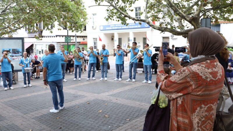 Bursa’nın tarihi mekanlarında müzik sürprizi Bursa Büyükşehir Belediyesi Orkestra Şube Müdürlüğü, ‘Dikkat müzik çıkabilir’ sloganıyla
