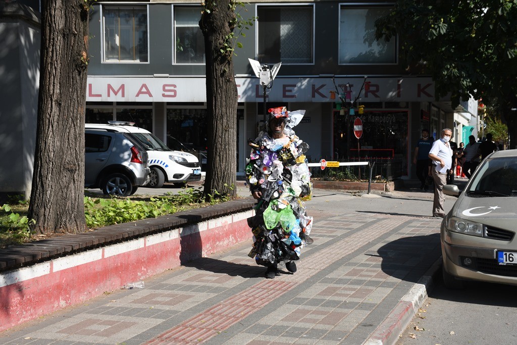 İnegöl’de çöpler dile geldi, vatandaş şaştı kaldı