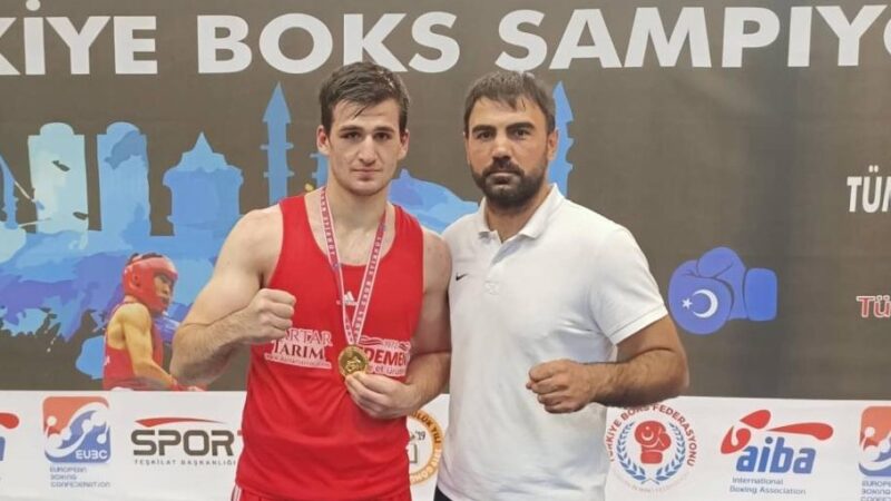 Bursalı boksör Emir Büyükdağ Türkiye şampiyonu oldu.