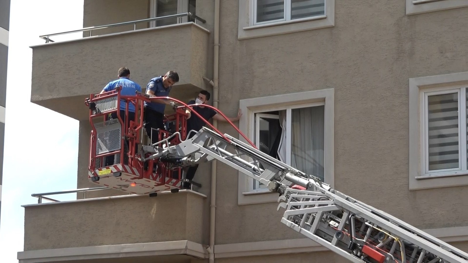 Bursa’da eşini bıçakla rehin alan koca adliyeye sevk edildi Bursa’da eşini bıçakla rehin alan koca adliyeye sevk edildi