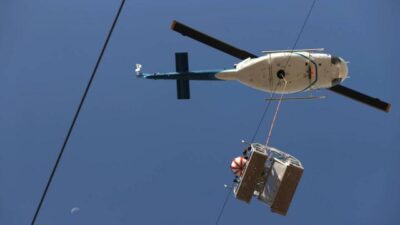 Bursa’da 170 bin voltluk elektrik hattı üzerinde havada asılı mesai