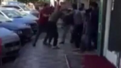 Bursa’da müşteri kavgası! Tekmeler havada uçuştu…