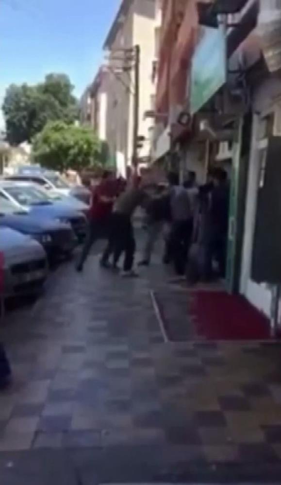 Bursa’da müşteri kavgası! Tekmeler havada uçuştu… Bursa’da müşteri kavgası! Tekmeler havada uçuştu…