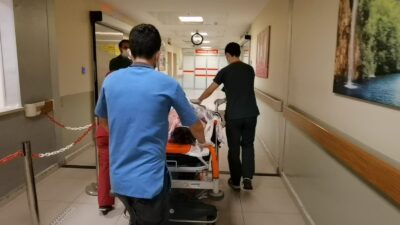 Bursa’da kayalıklara çarpan genç ölüm-kalım mücadelesi veriyor