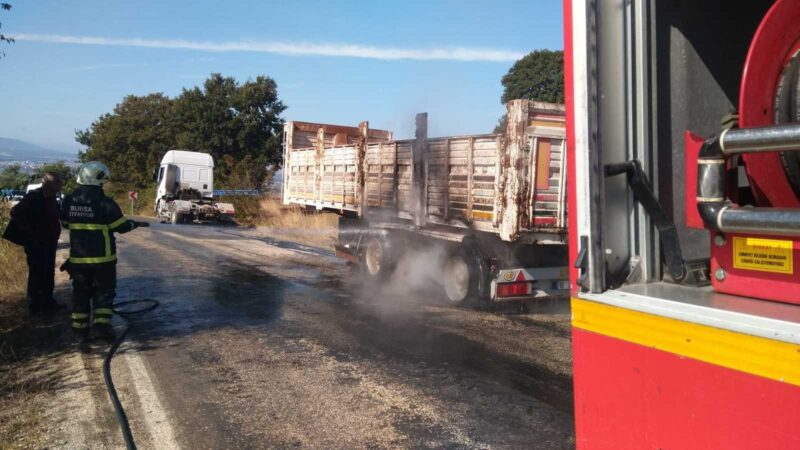 Bursa’da panik anları Bursa’nın Mustafakemalpaşa ilçesinde seyir hâlinde lastiği patlayan TIR’ın dorsesi yandı.