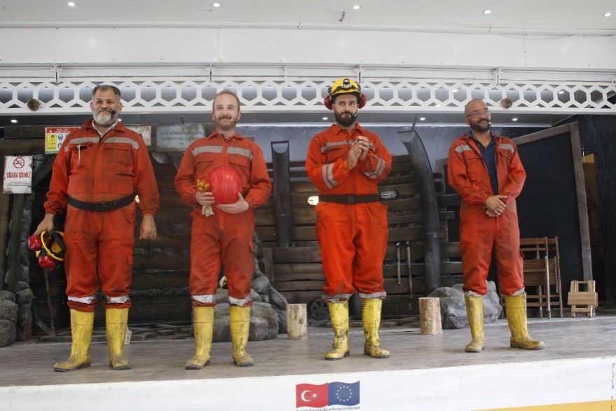 Madenlerdeki iş kazalarına dikkat çektiler... 1 madenlerdeki is kazalarina tiyatro ile dikkat cektiler 836712c