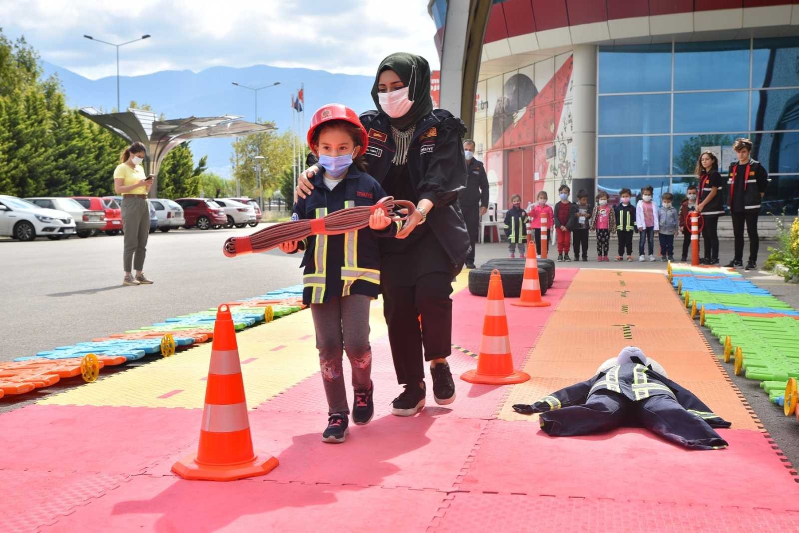 Minik itfaiye erleri görev başında Minik itfaiye erleri görev başında