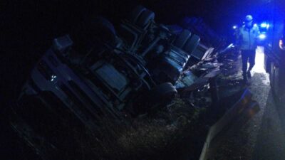 Bursa’da TIR şarampole yuvarlandı