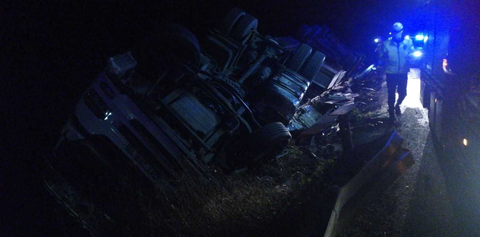 Bursa’da TIR şarampole yuvarlandı