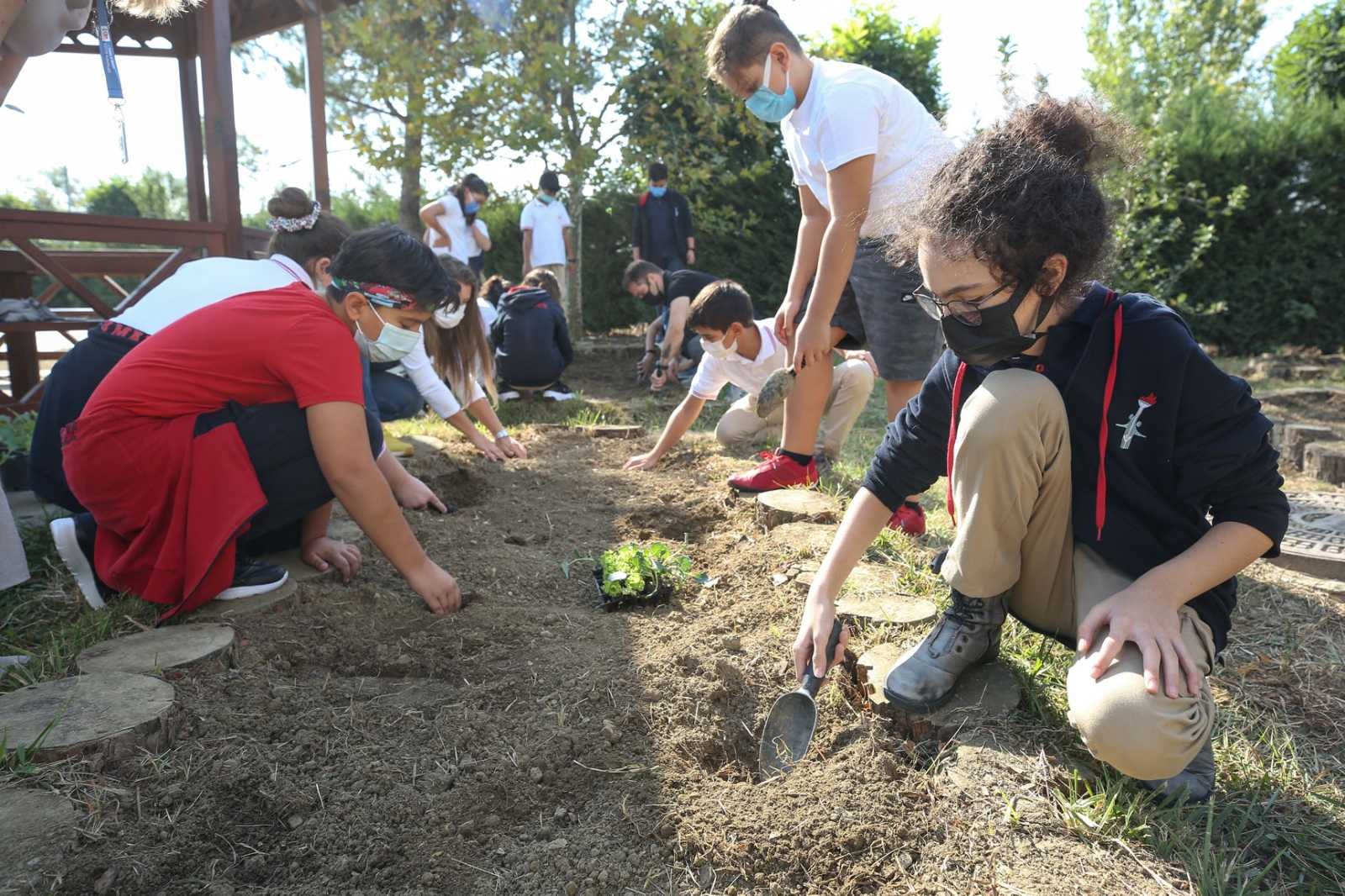 Nilüfer Belediyesi’nden okullara fide ve tohum desteği Nilüfer Belediyesi’nden okullara fide ve tohum desteği