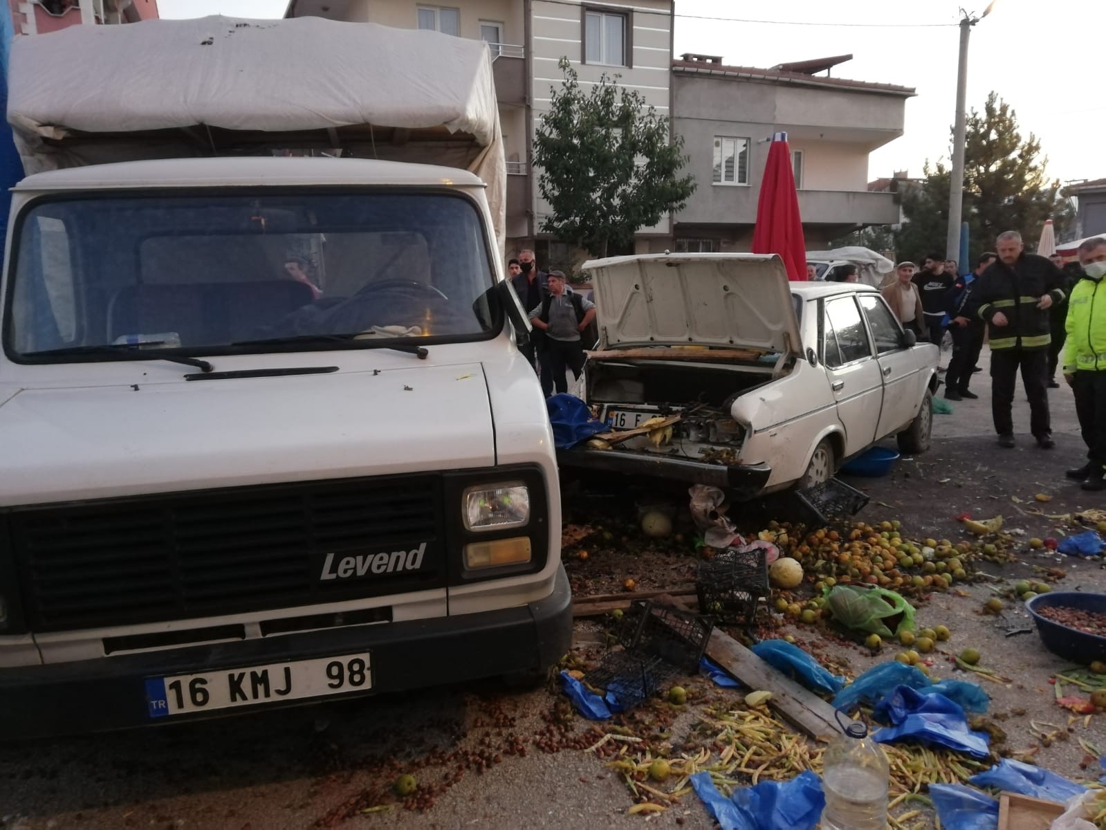 Bursa’da can pazarı! Otomobil pazara daldı…