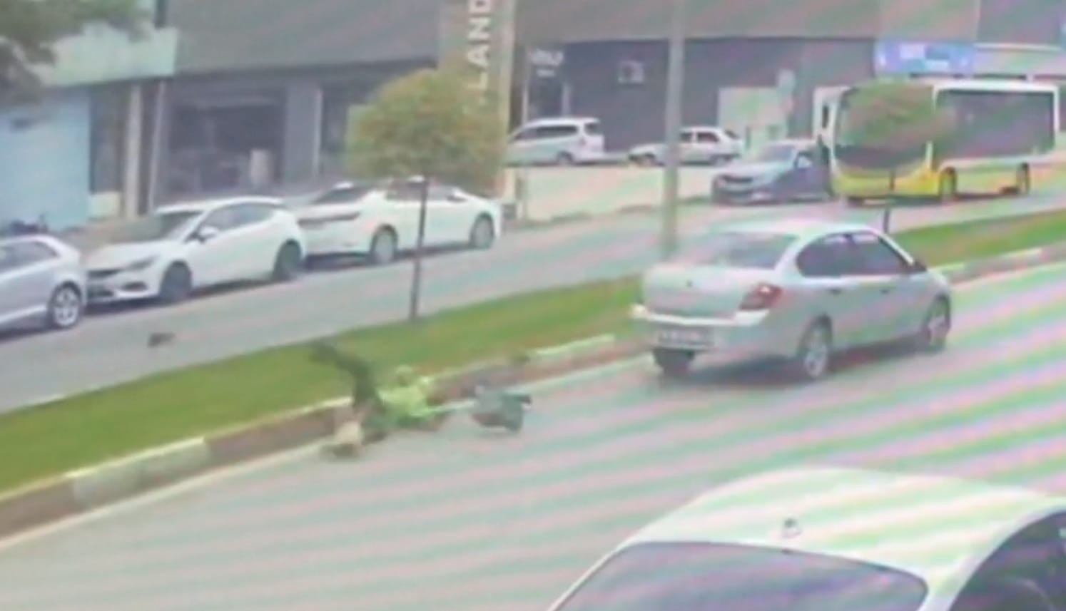 Bursa’da otomobil; temizlik işçisine böyle çarptı Bursa’da otomobil; temizlik işçisine böyle çarptı