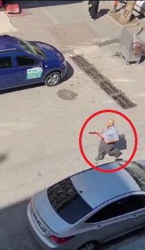 Bursa’da cadde ortasında beyzbol sopalı kavga kamerada Bursa’da cadde ortasında beyzbol sopalı kavga kamerada