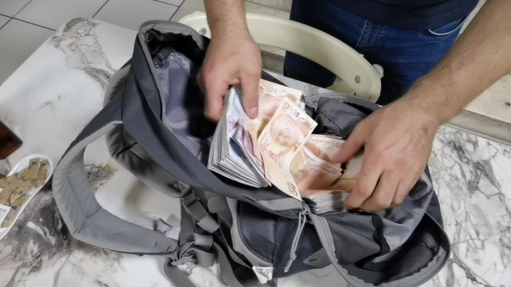 Bursa’da para dolu çanta buldu! Bakın ne yaptı? Bursa’da para dolu çanta buldu! Bakın ne yaptı?