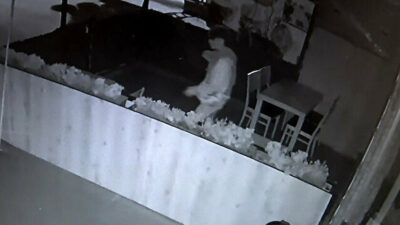 Hırsızlık yapmak için geldiği dükkanın ortasına tuvaletini yaptı