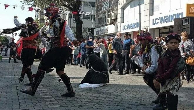 Tepki çeken görüntü sonrası Edremit Kaymakamı merkeze alındı