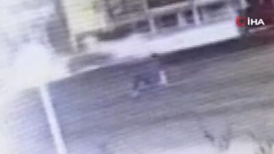 Bursa’da benzinlik soyguncuları araçla kaçarken komisere böyle çarptı