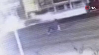 Bursa’da benzinlik soyguncuları araçla kaçarken komisere böyle çarptı