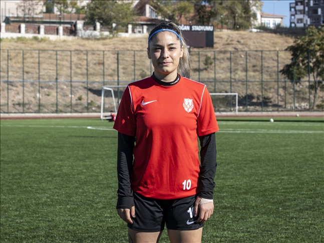 Evden kaçıp antrenmanlara gitti, şimdi futbol takımının kaptanı