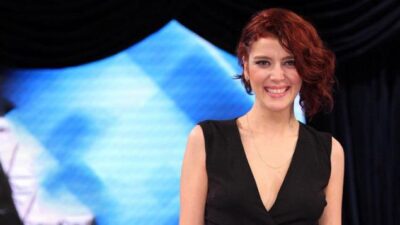 Kız arkadaşıyla dudak dudağa poz verdi