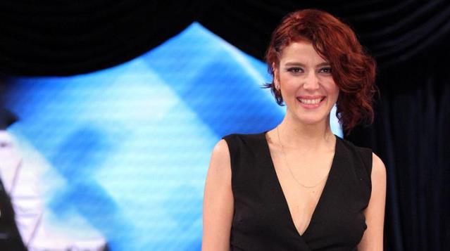 Kız arkadaşıyla dudak dudağa poz verdi