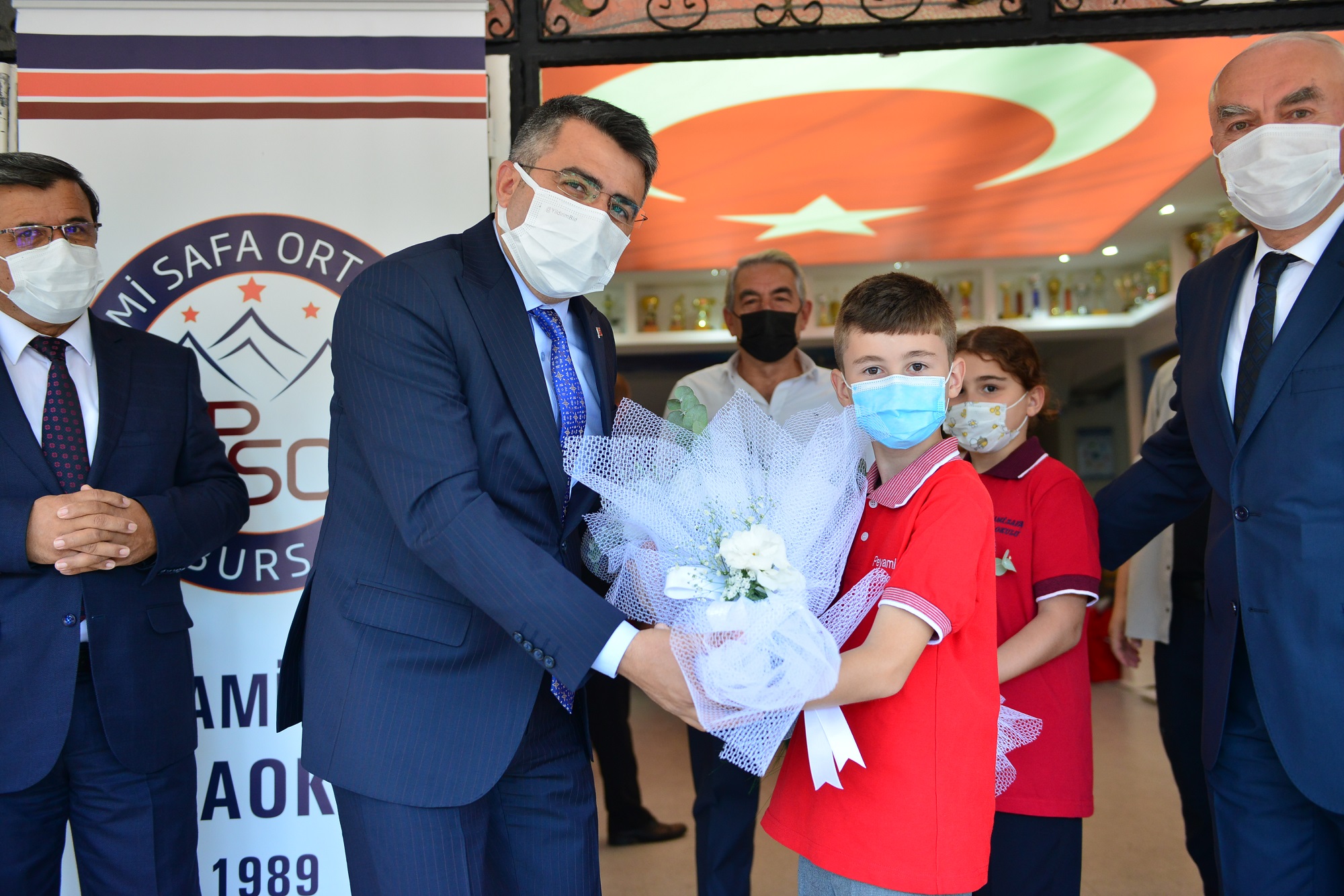 Başkan Yılmaz, minik öğrencilerin heyecanına ortak oldu Başkan Yılmaz, minik öğrencilerin heyecanına ortak oldu