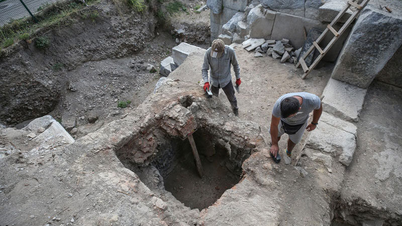 Bursa'nın İznik ilçesindeki 2 bin yıllık antik Roma Tiyatrosu kazısında,