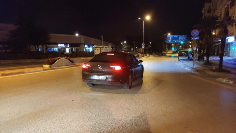 Bursa’nın İnegöl ilçesinde, yolda motoru çalışır vaziyette duran otomobilde uyuyan