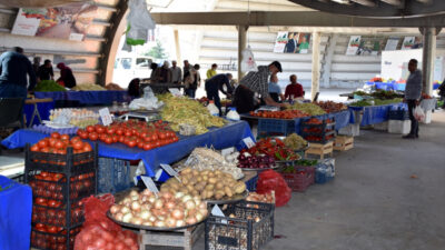 Bursa’da kurulan üretici pazarında sebze ve meyveler aracısız satılıyor
