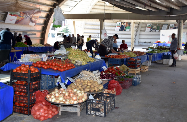 Bursa’da kurulan üretici pazarında sebze ve meyveler aracısız satılıyor