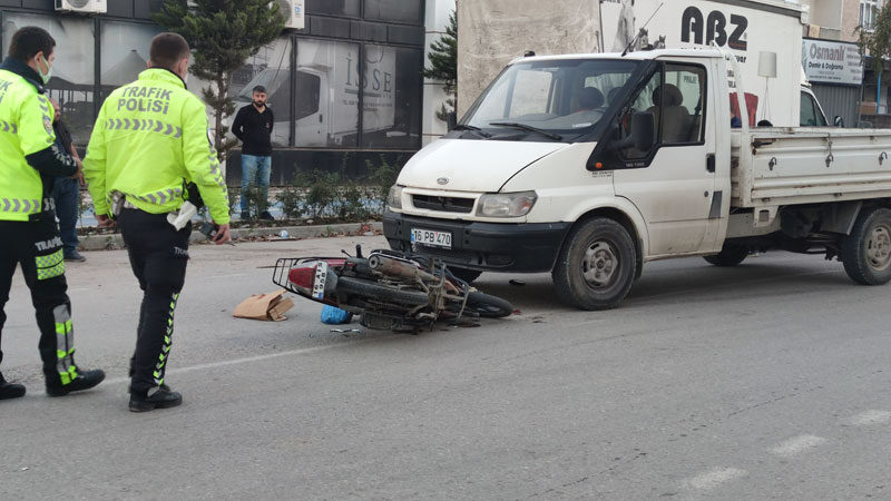 Bursa’nın İnegöl ilçesinde kamyonet ile çarpışan motosikletin sürücüsü yaralandı.
