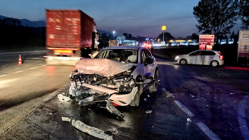 Bursa'nın İnegöl ilçesinde bir tır ve 4 otomobilin karıştığı kazada