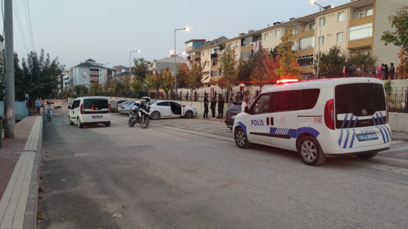 Bursa'nın İnegöl ilçesinde polisin "dur" ihtarına uymayarak araçla kaçan şüpheliler,