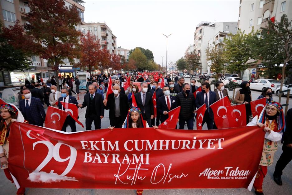 İnegöl’de Cumhuriyet coşkusu kortej yürüyüşü ile sokaklara taştı