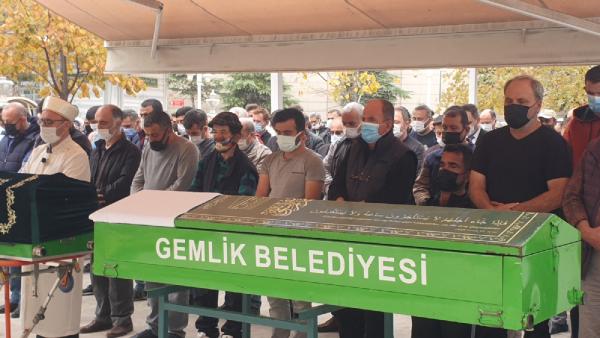 Bursalı ünlü oyuncunun babası toprağa verildi Bursalı ünlü oyuncunun babası toprağa verildi