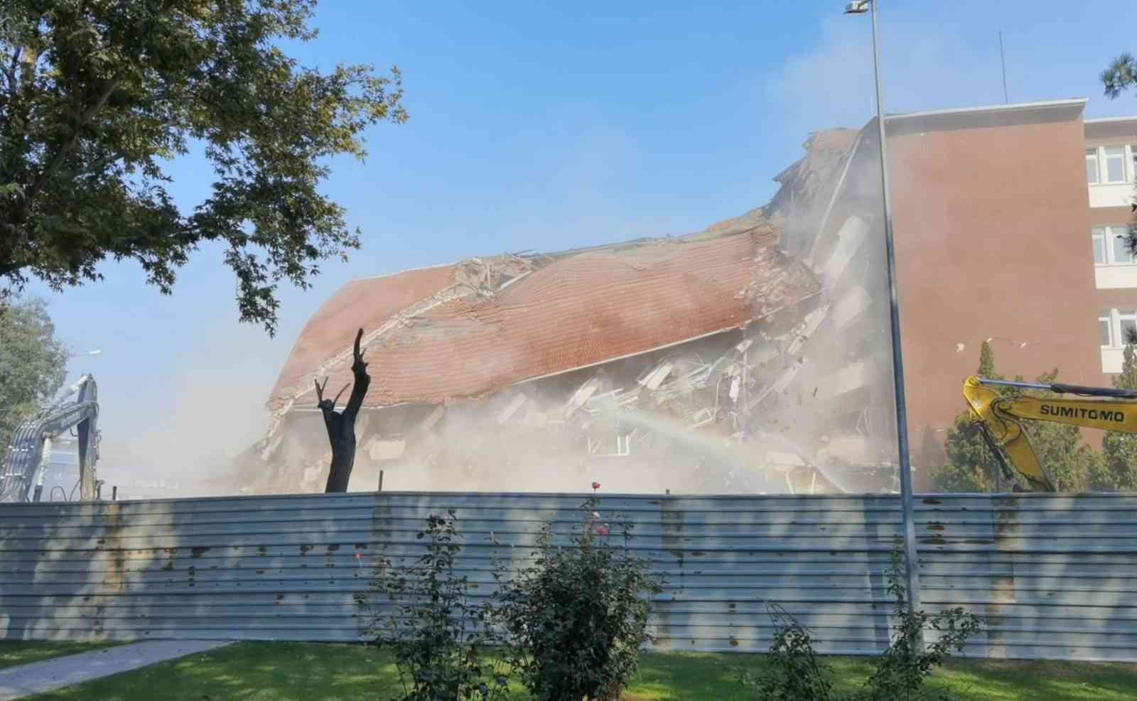 Bursa’da 35 yıllık Hükümet Konağı böyle yerle bir oldu