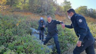 Bursa’da yamaçtan düştüğü yerde mahsur kalan engelliyi polis kurtardı