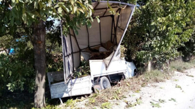Bursa’da kamyonet bahçeye daldı