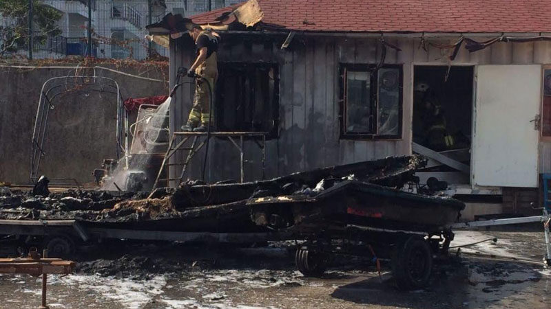 Bursa'nın Gemlik ilçesindeki yat limanında bulunan bir botun yanması sonucu